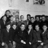 Школа метеорологии и связи (октябрь 1944). После комсомольского собрания. В первом ряду: крайний слева - Володя Семененко; посредине парторг Григорьев; крайний справа - Борис Филипченко, рядом Зиль Сулимов, крайний справа стоит Володя Григорьев.