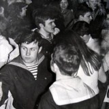 Танцы в училище...Такого в Питере больше нигде не было! Сколько же барышень наплывало! В этот вечер дежурить по раздевалке - просто ужас! (фото Георгия Степанова.)