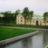 Конюшенный корпус и река Кикенка