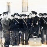 Старшина 321 группы Н. Абрамов докладывает старшине роты Н. Вовненко... (портфель должен был иметь каждый уважающий себя курсант...)(фото Алексея Барышева ЭМО - 75)