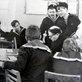 Давид Борисович Ревут, преподаватель радиотехники, наш классный руководитель принимает зачет у 442гр РТО80, фото А.Юдина